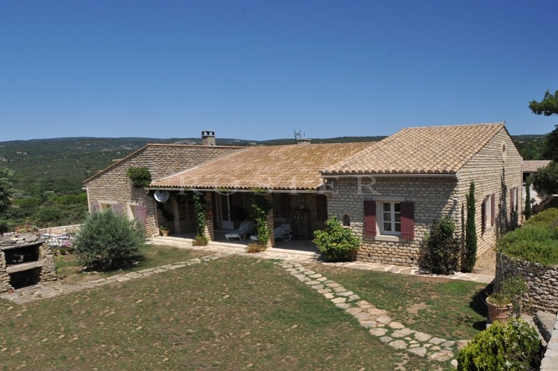 Maison en pierres sur 1,6 hectares  en Luberon  