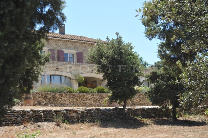 Maison en pierres sur 1,6 hectares  en Luberon  