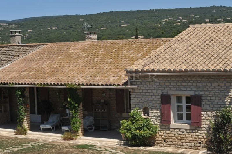 Maison en pierres sur 1,6 hectares  en Luberon  
