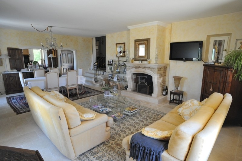 Maison en pierres sur 1,6 hectares  en Luberon  