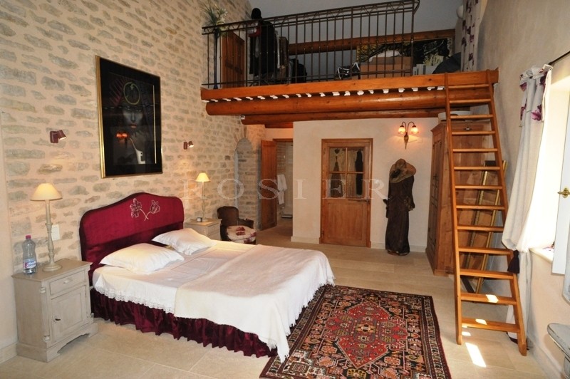 Maison en pierres sur 1,6 hectares  en Luberon  