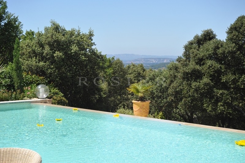 Maison en pierres sur 1,6 hectares  en Luberon  