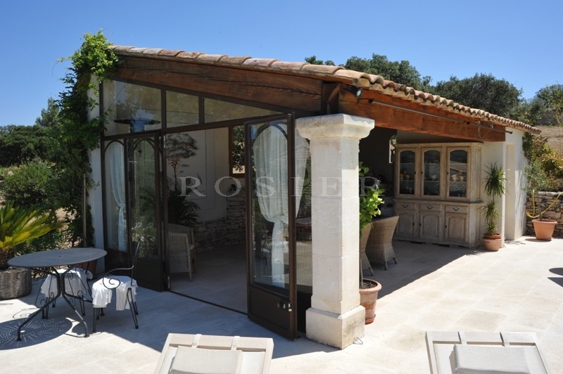 Maison en pierres sur 1,6 hectares  en Luberon  