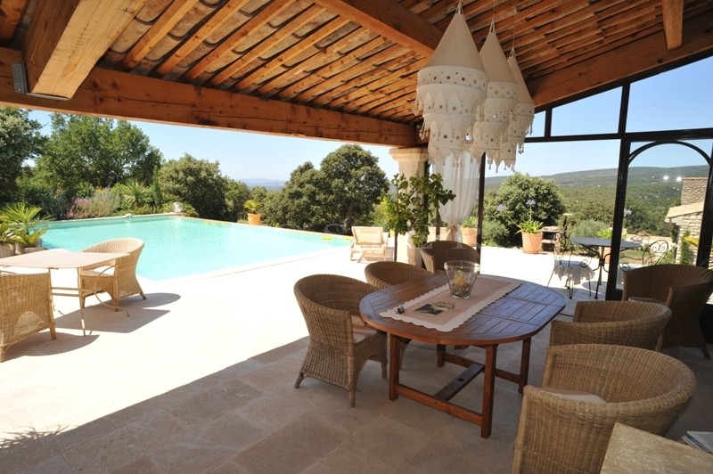 Maison en pierres sur 1,6 hectares  en Luberon  