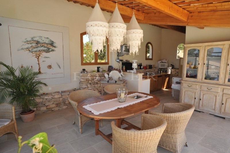 Maison en pierres sur 1,6 hectares  en Luberon  