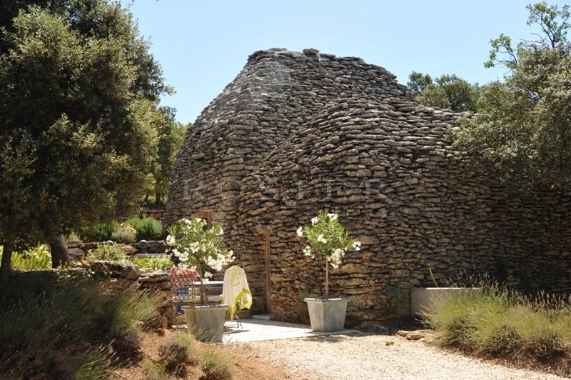 Maison en pierres sur 1,6 hectares  en Luberon  