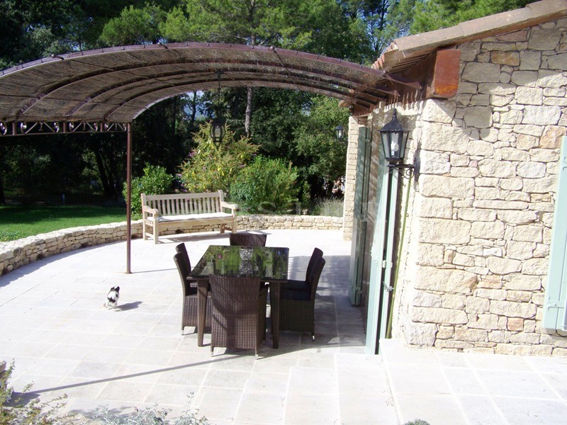 Belle maison en pierres  dans le Luberon  