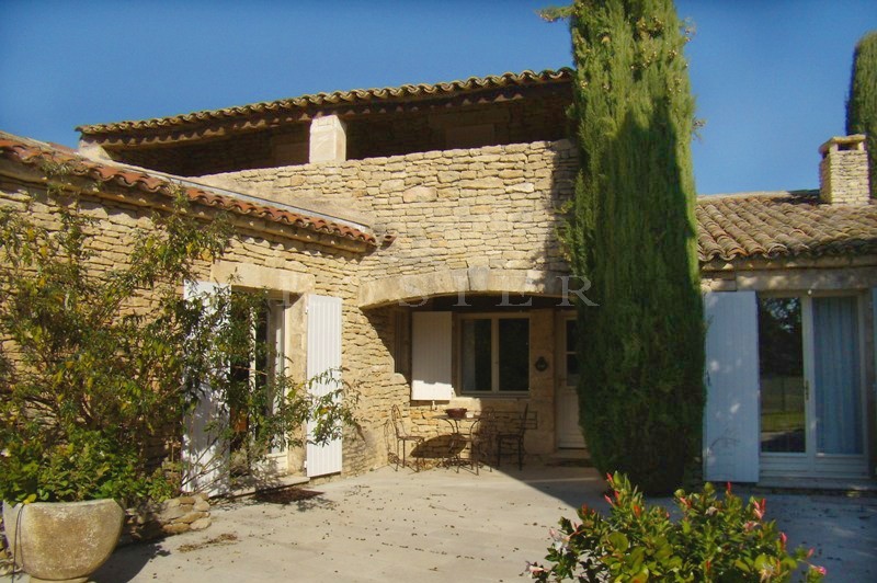 Maison revêtue de pierres sèches  à proximité de Gordes  