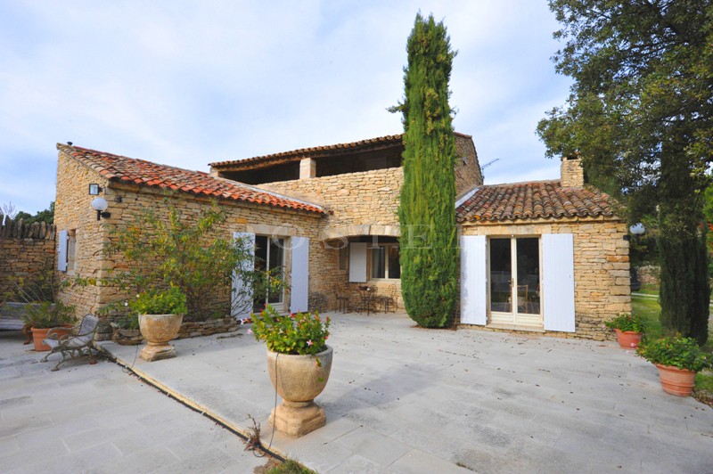 Maison revêtue de pierres sèches  à proximité de Gordes  