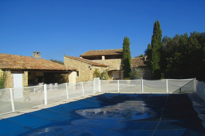 Maison revêtue de pierres sèches  à proximité de Gordes  