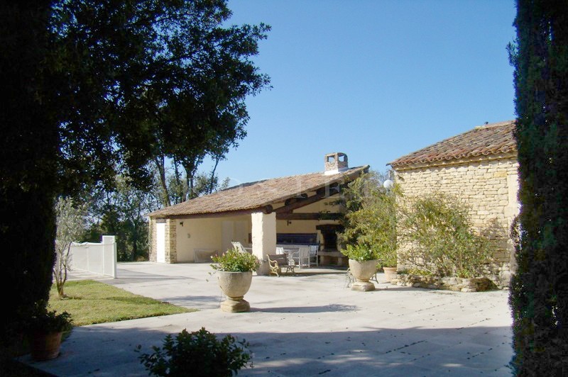 Maison revêtue de pierres sèches  à proximité de Gordes  