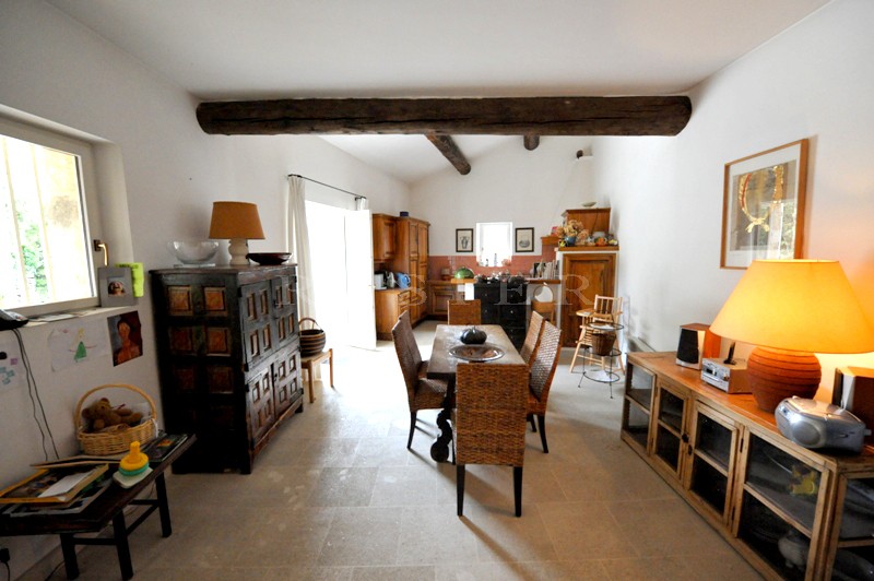 Maison revêtue de pierres sèches  à proximité de Gordes  