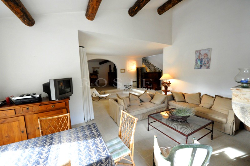 Maison revêtue de pierres sèches  à proximité de Gordes  