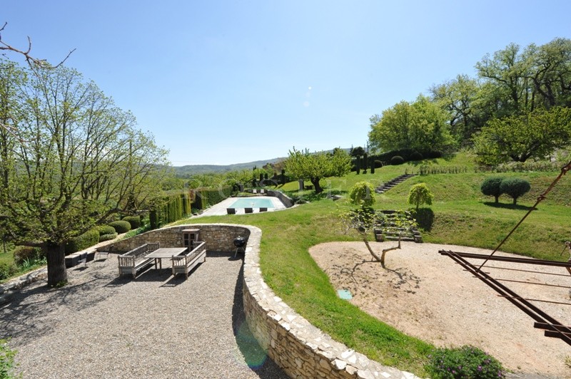 Authentique mas à l'orée d'un village perché  du Luberon  