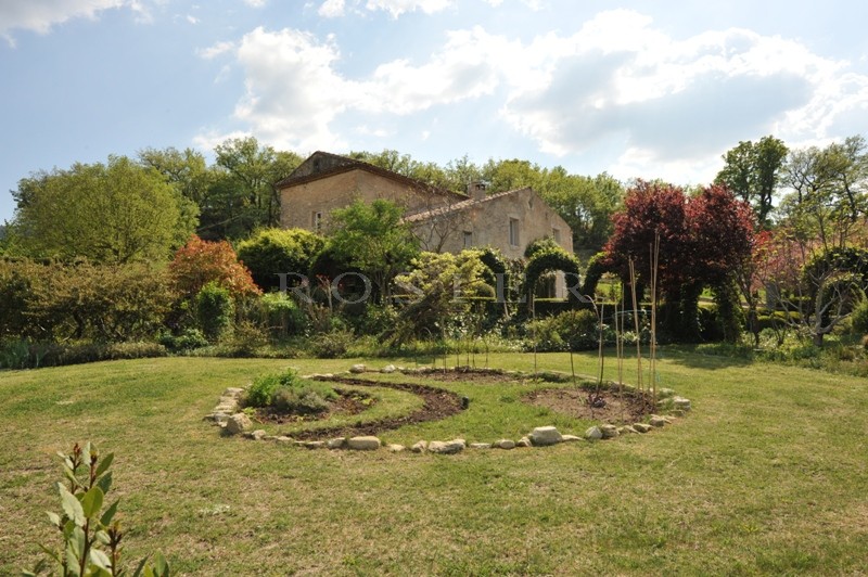 Authentique mas à l'orée d'un village perché  du Luberon  