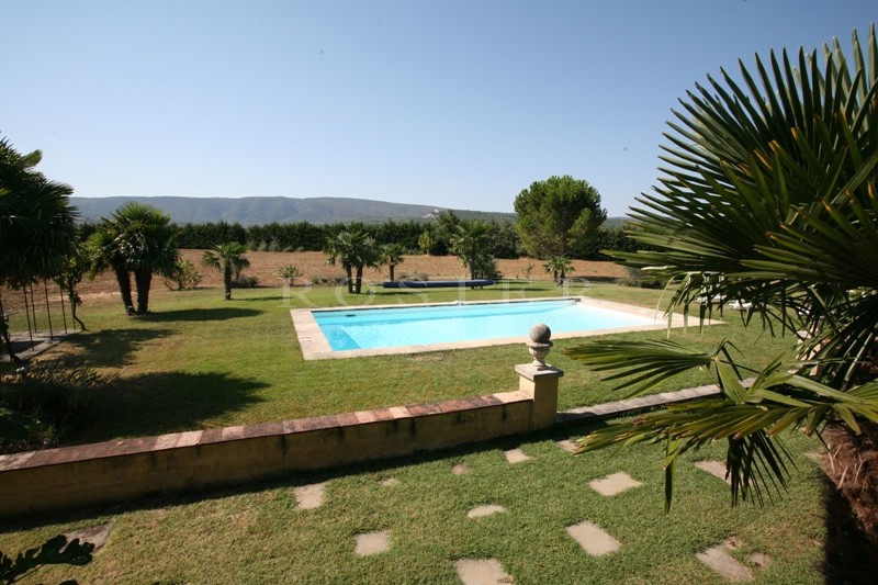 Face au Luberon,    grand mas de famille en vente