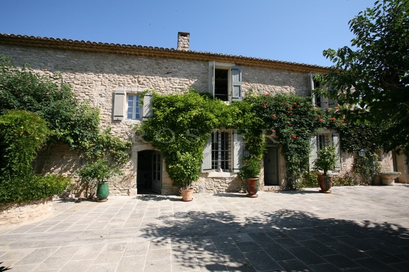 Face au Luberon,    grand mas de famille en vente