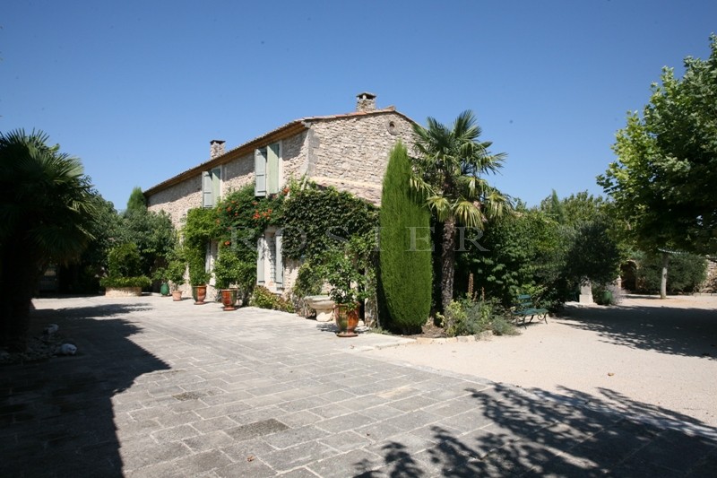 Face au Luberon,    grand mas de famille en vente