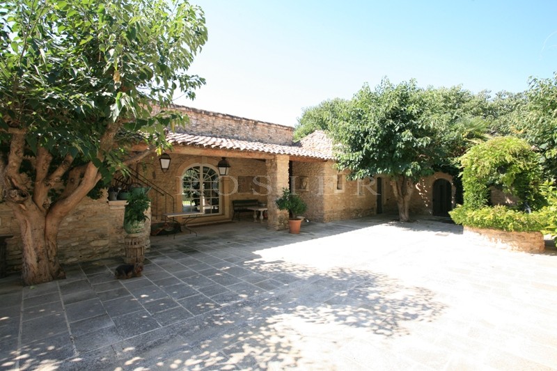 Face au Luberon,    grand mas de famille en vente