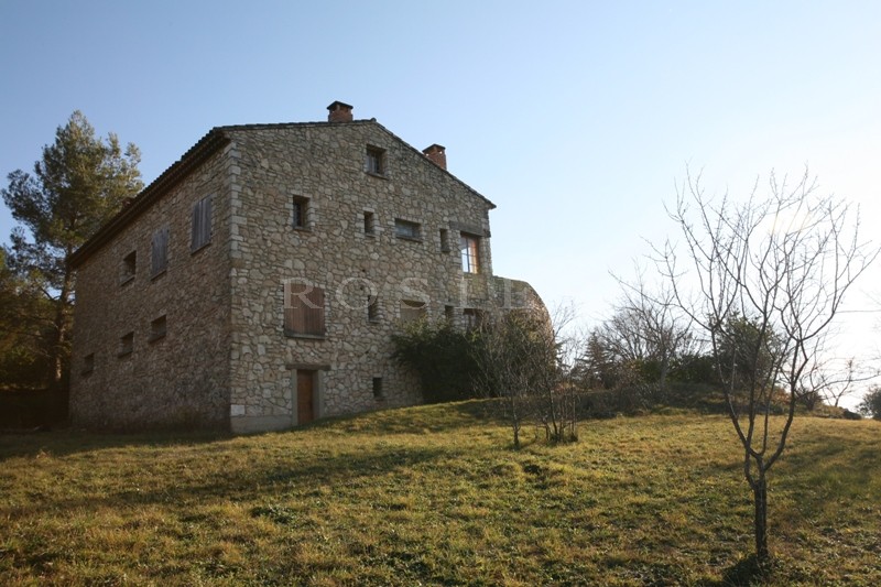 Bastide en position dominante proche d'un village perché du Luberon  
