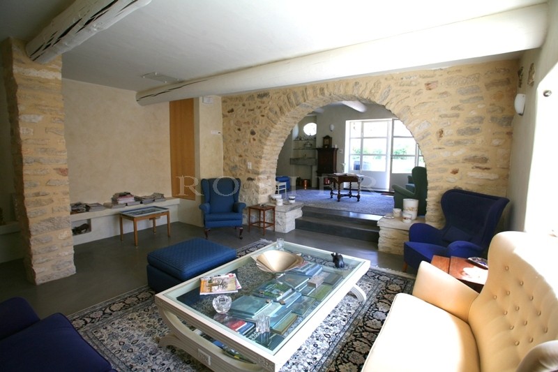 Grande maison de hameau rénovée avec piscine   à vendre en Luberon