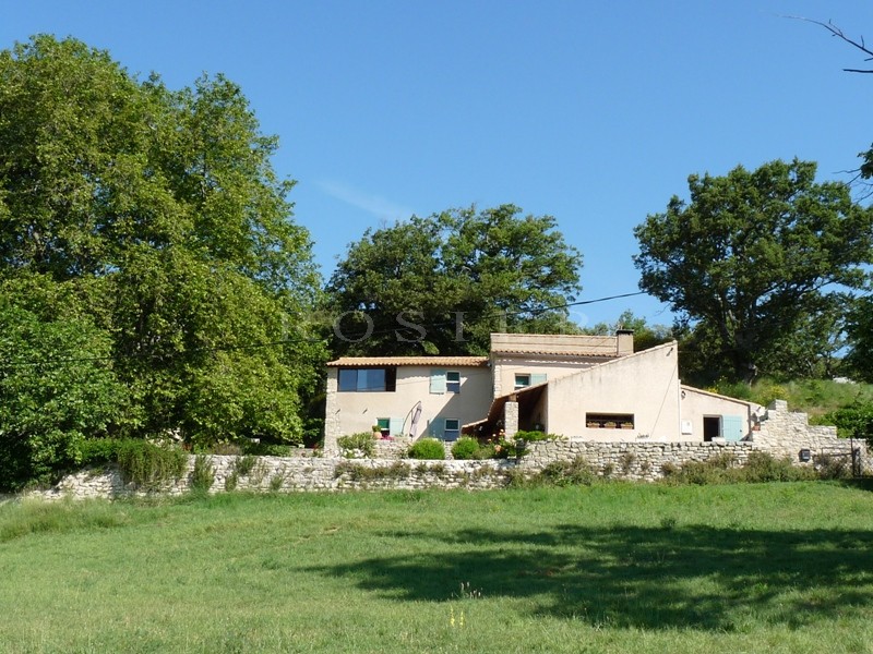 Mas du 18ème siècle restauré en Luberon  avec jardin paysagé