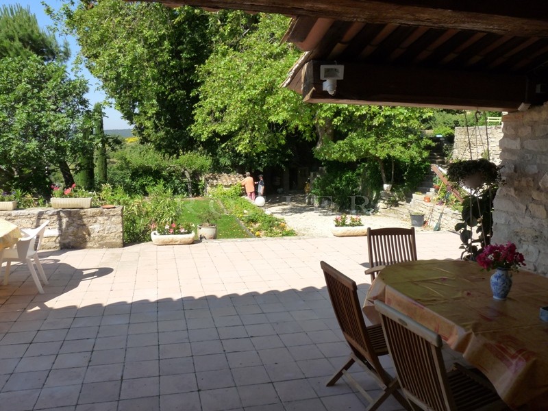 Mas du 18ème siècle restauré en Luberon  avec jardin paysagé
