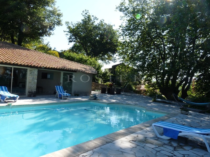Mas du 18ème siècle restauré en Luberon  avec jardin paysagé