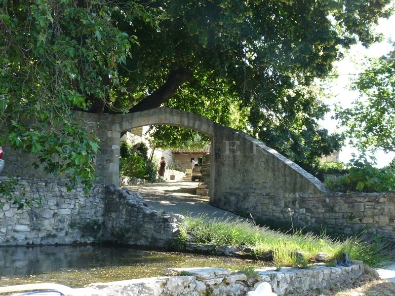 Mas du 18ème siècle restauré en Luberon  avec jardin paysagé