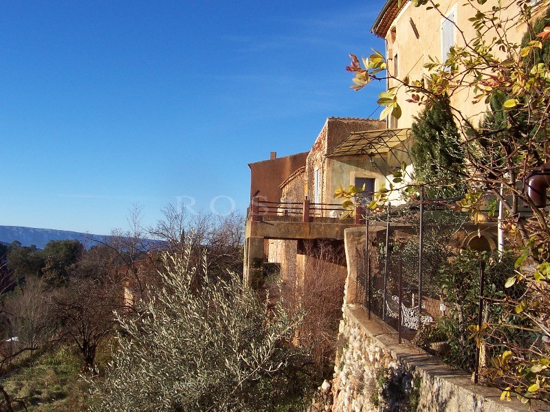 Deux maisons reliées au centre d'un village remarquable en Luberon.   
