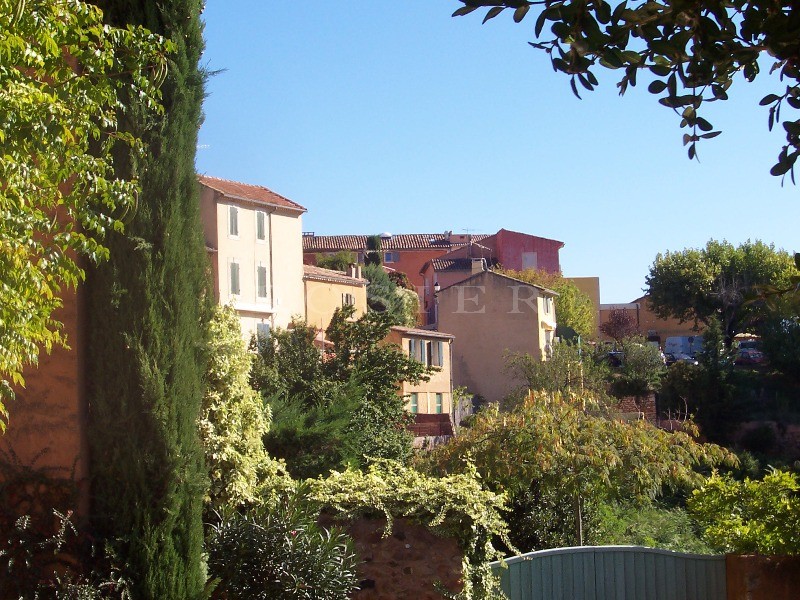 Deux maisons reliées au centre d'un village remarquable en Luberon.   