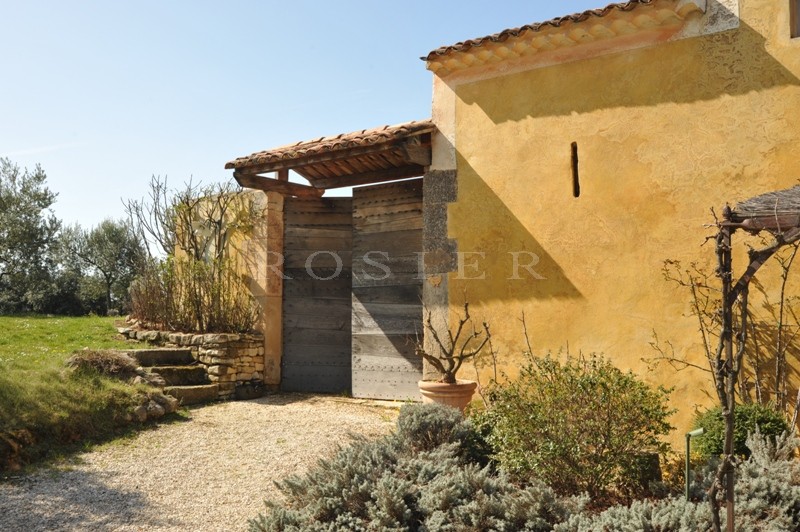 Ancienne bastide en Luberon  avec cour fermée