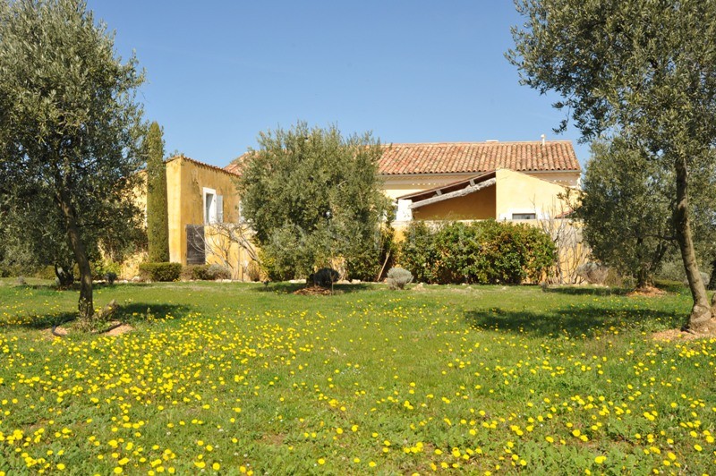 Ancienne bastide en Luberon  avec cour fermée