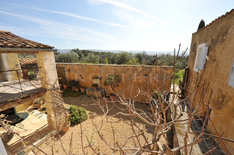 Ancienne bastide en Luberon  avec cour fermée
