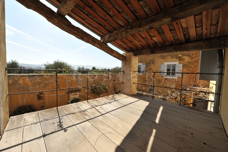 Ancienne bastide en Luberon  avec cour fermée