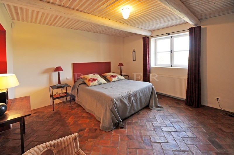 Ancienne bastide en Luberon  avec cour fermée