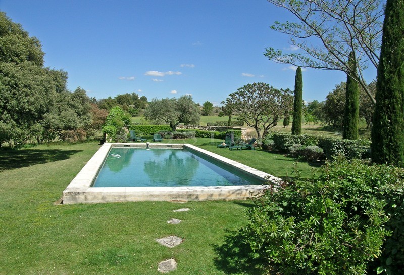 Ancienne bastide en Luberon  avec cour fermée