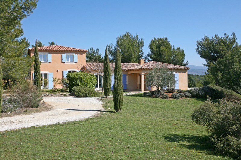 Maison de deux habitations face au Luberon  avec piscine
