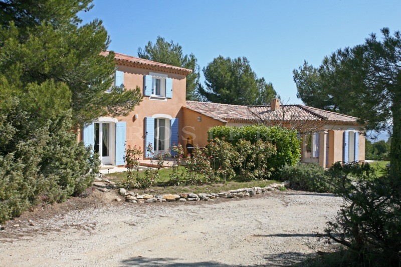 Maison de deux habitations face au Luberon  avec piscine