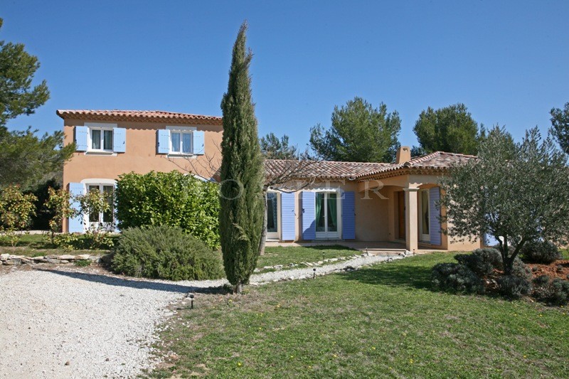 Maison de deux habitations face au Luberon  avec piscine