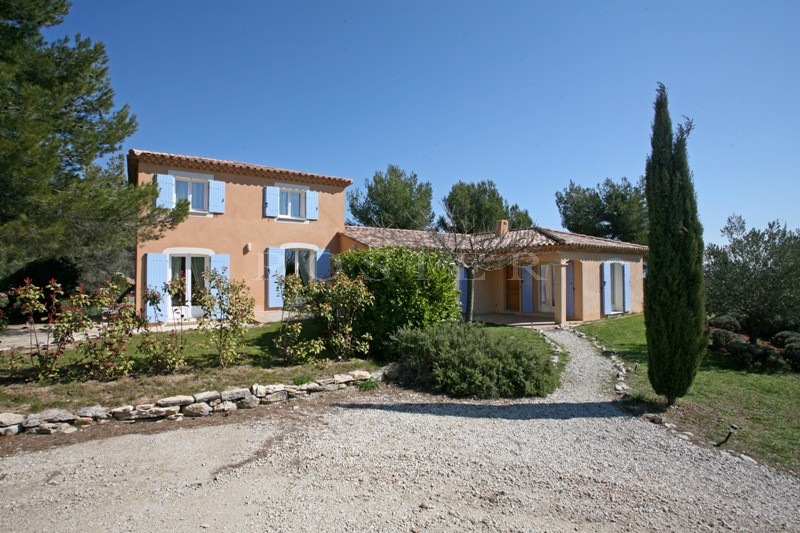 Maison de deux habitations face au Luberon  avec piscine