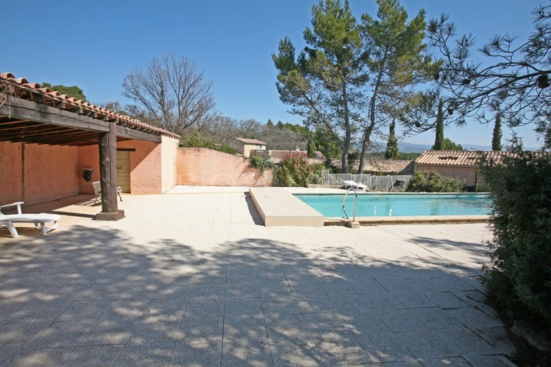 Maison de deux habitations face au Luberon  avec piscine