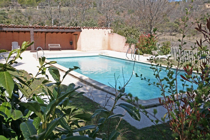 Maison de deux habitations face au Luberon  avec piscine
