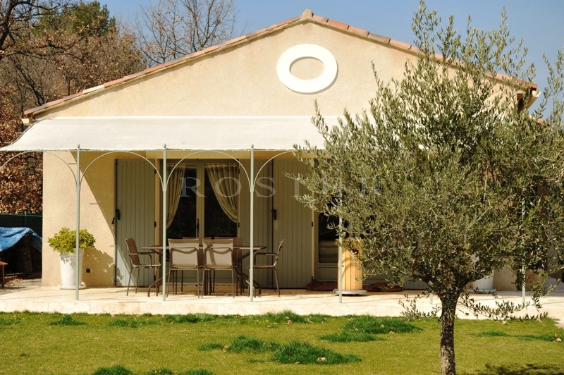 Maison récente en Luberon,  avec piscine et terrain clos.