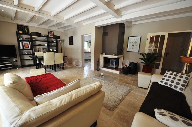 Maison récente en Luberon,  avec piscine et terrain clos.