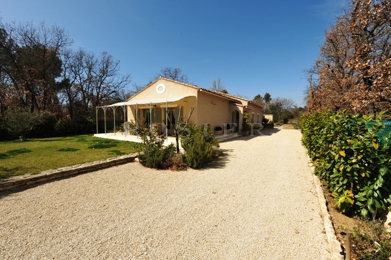 Maison récente en Luberon,  avec piscine et terrain clos.