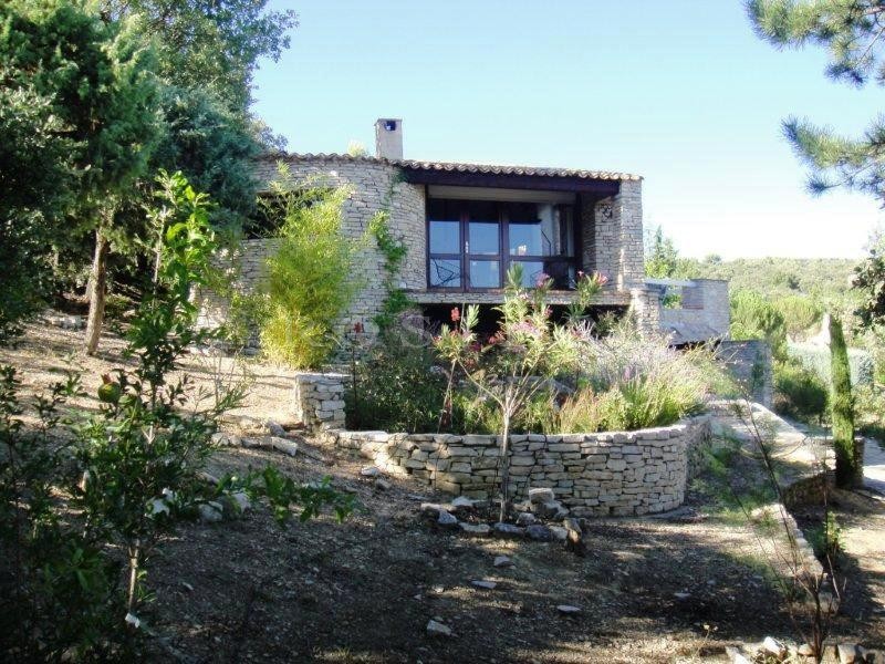 Maison revêtue de pierres sèches dans un hameau du Luberon  