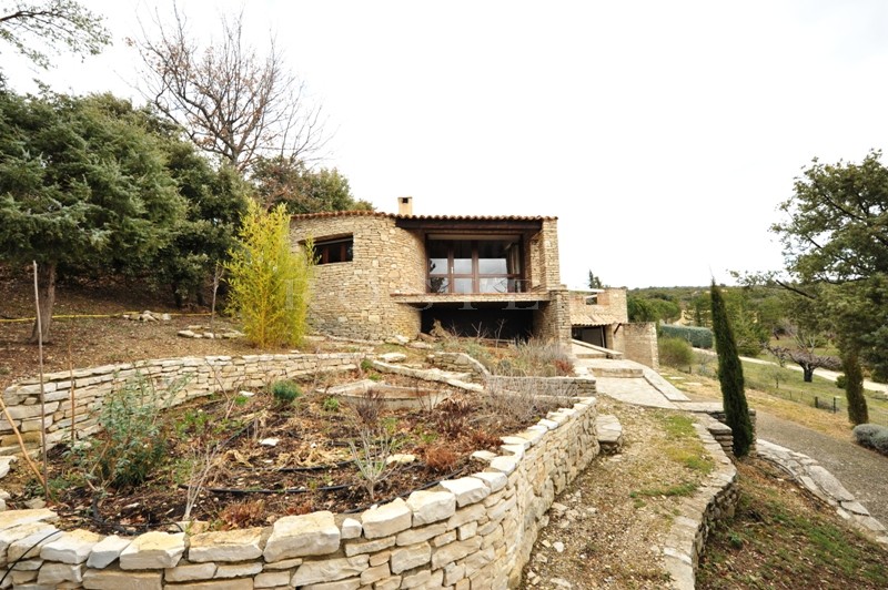Maison revêtue de pierres sèches dans un hameau du Luberon  