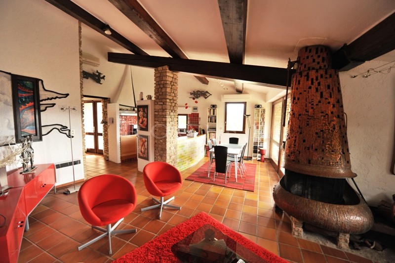 Maison revêtue de pierres sèches dans un hameau du Luberon  