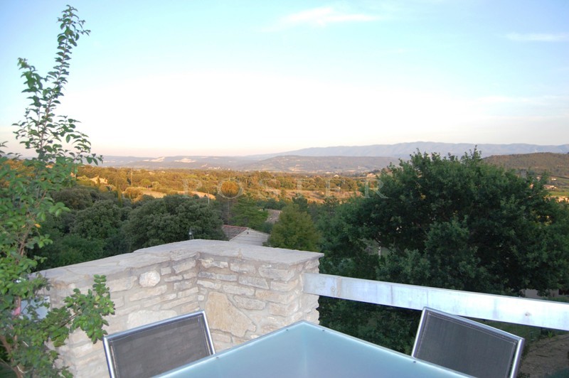 Maison revêtue de pierres sèches dans un hameau du Luberon  
